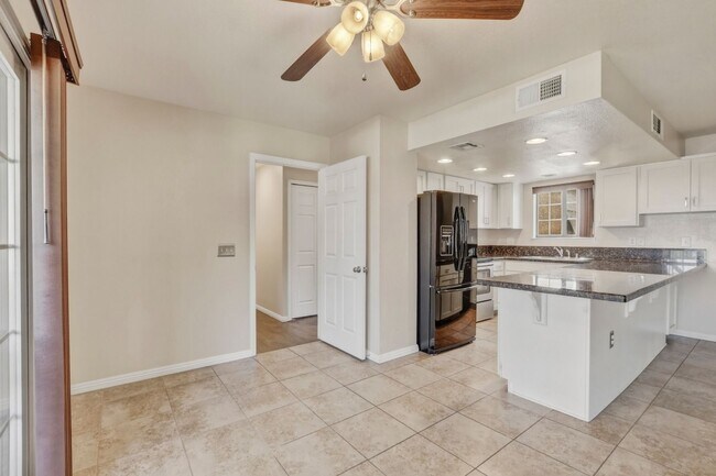 Building Photo - Upgraded 2 bedroom 2 bath upstairs condo