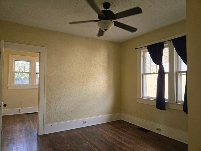 Building Photo - 12 E Chestnut St