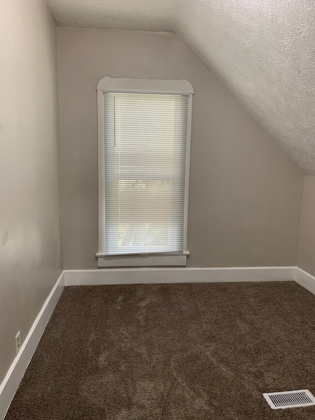 Building Photo - 1053 Villa Ave