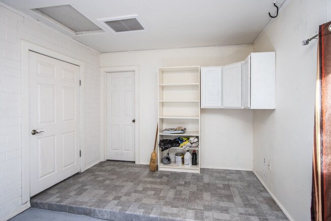 Building Photo - 3609 N Navajo Trail