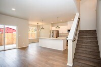 Building Photo - End-Unit Townhome in Desirable Midtown Neighborhood