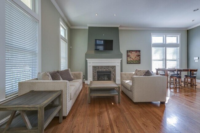 Building Photo - 2624 Thomas Ave