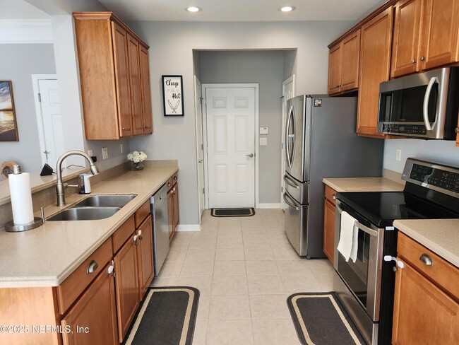 Building Photo - 3857 Lionheart Dr