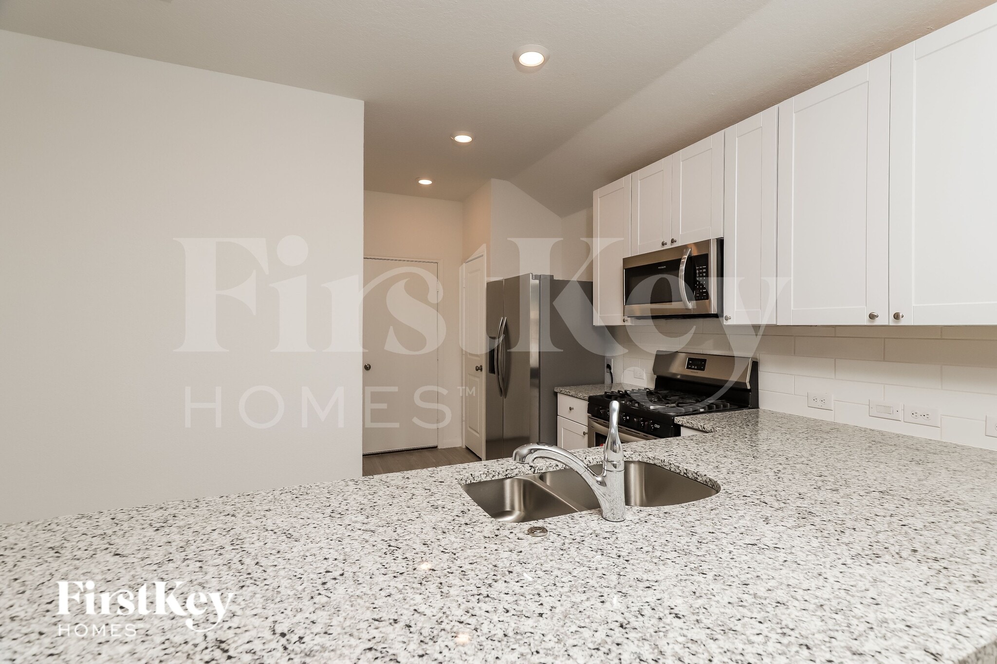 Building Photo - 10710 Vinateros Dr