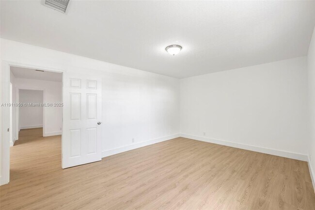 Building Photo - 2033 Dewey St