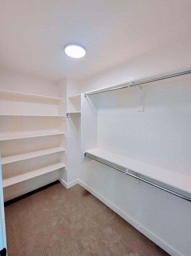 Building Photo - GET $1000 OFF THE FIRST MONTHS RENT!!!