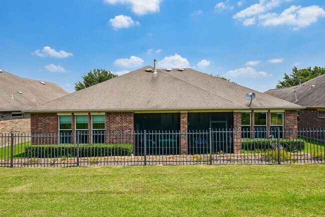 Building Photo - 1111 Majestic Oak