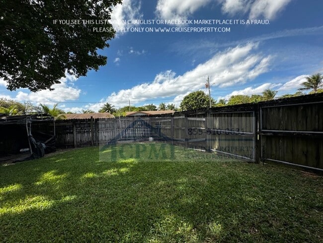Building Photo - The perfect corner House with 3 beds 2 bat...