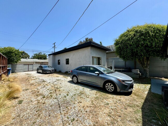 Building Photo - 330 4th Ave