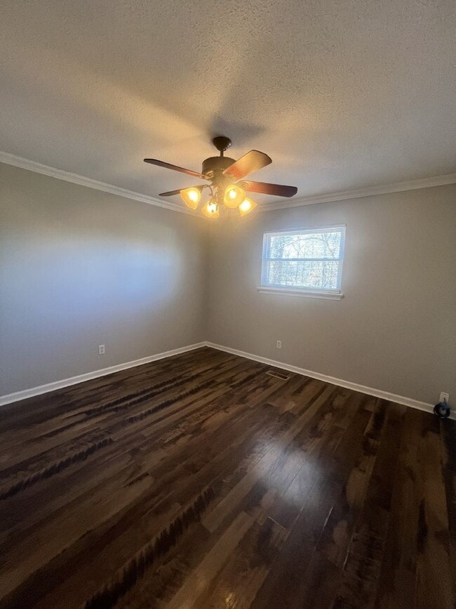 Building Photo - Charming 3 Bed, 1.5 Bath Rental Home on St...