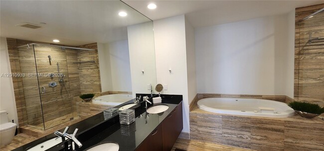 Building Photo - 15811 Collins Ave