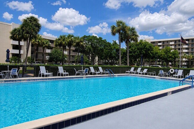 Building Photo - 2410 Deer Creek Country Club Blvd