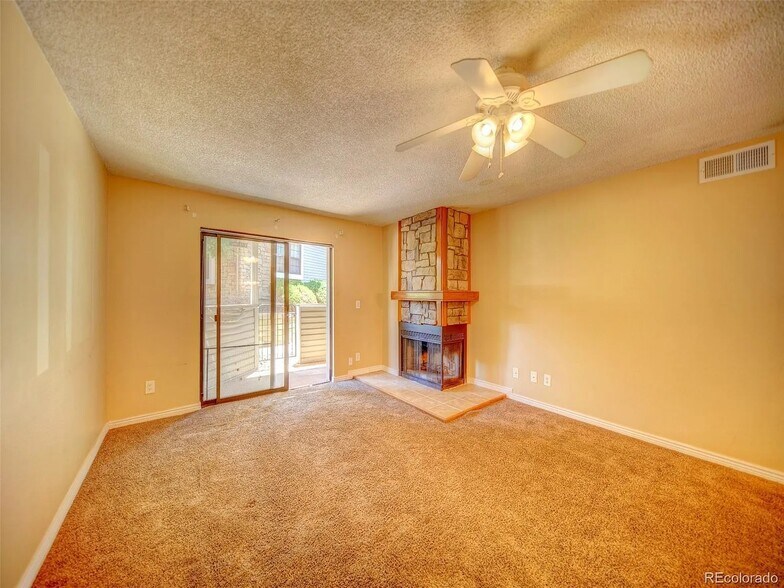 Building Photo - 922 S Walden St