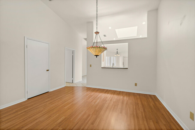 Building Photo - 604 Parkside Pl