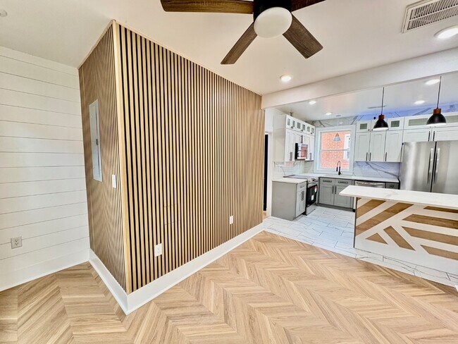 Building Photo - 5616 Phillips Ave