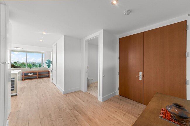 Building Photo - 10203 Collins Ave