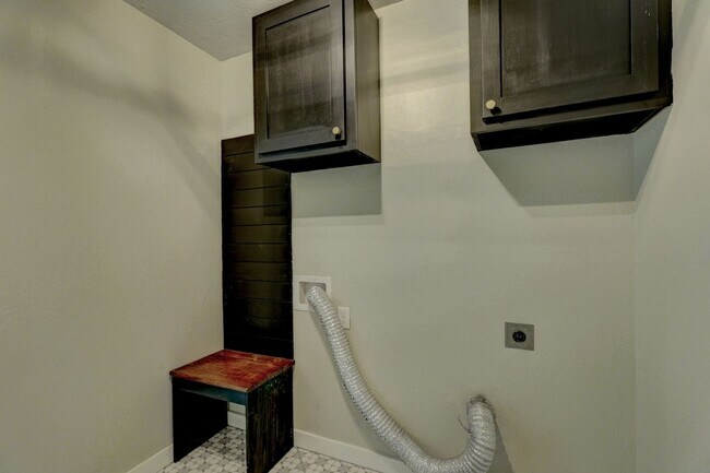 Building Photo - Desirable Home In Valencia Park!
