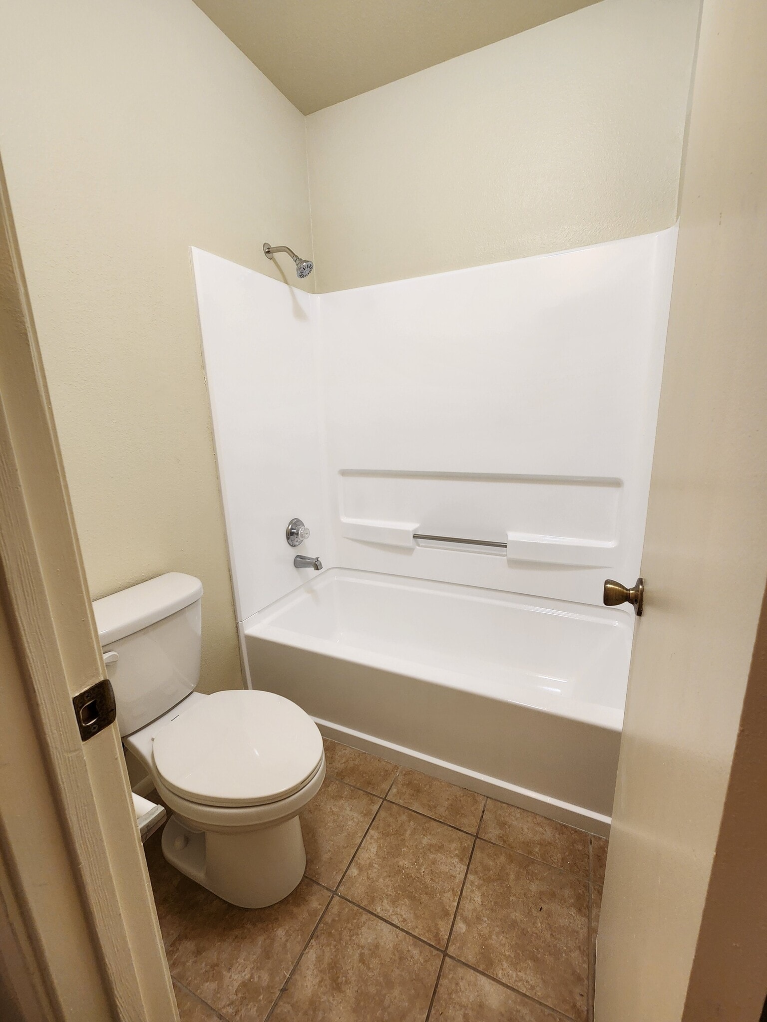 Ensuite bath Bedroom 1 - 9502 Walker St