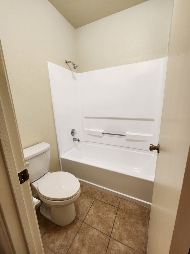 Ensuite bath Bedroom 1 - 9502 Walker St
