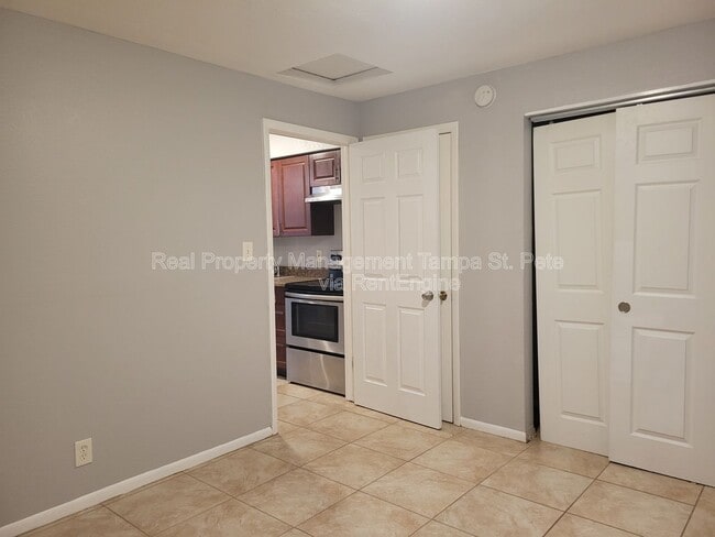 Building Photo - 402 W Amelia Ave