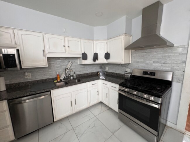 Building Photo - 1217 W Allen St