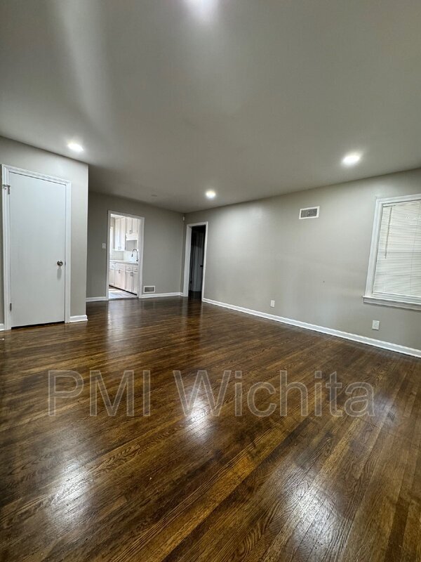 Primary Photo - 6141 E Boston St