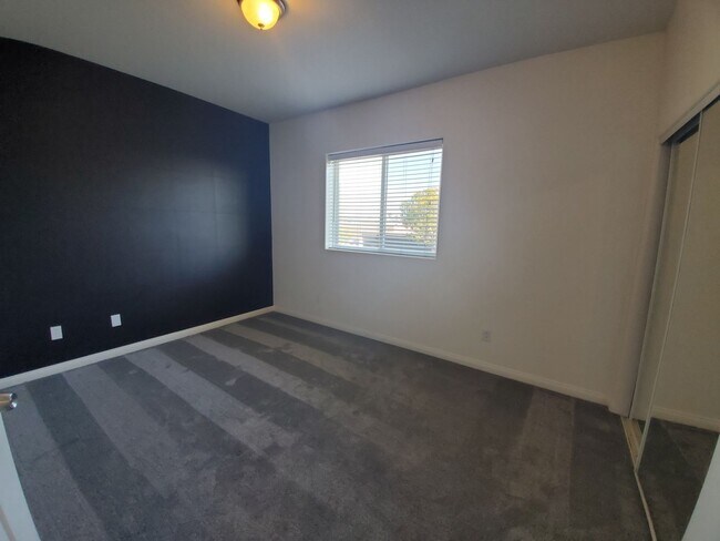 Building Photo - Gorgeous 3rd floor Corner Unit 3Bed/2Bath in Oceanside