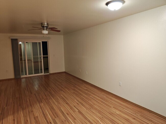 Building Photo - Three bedroom one bath! Corner unit! Washe...