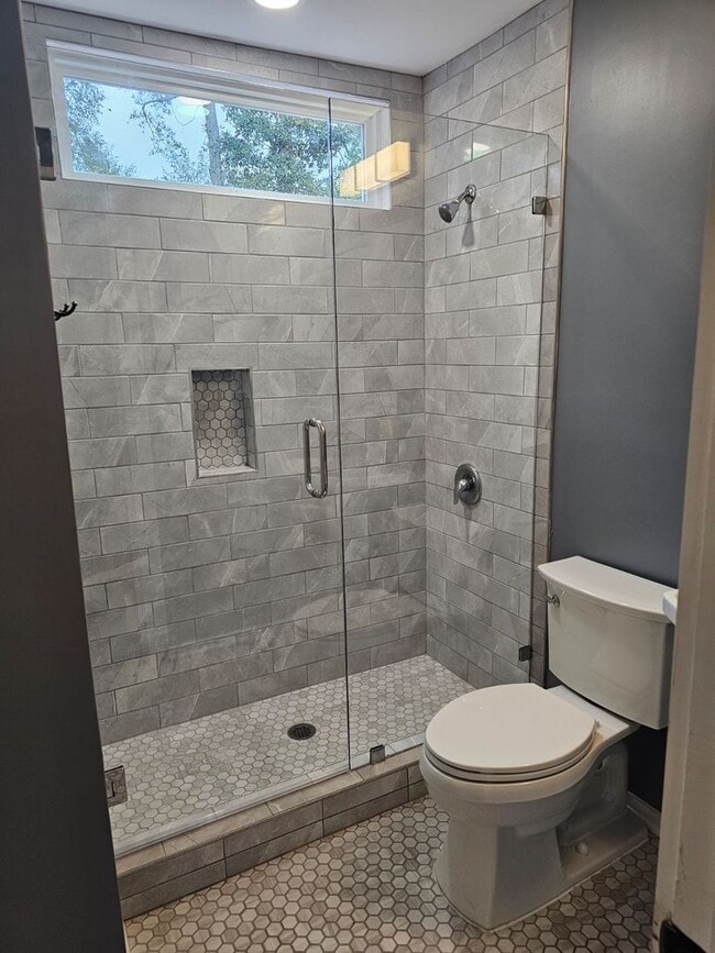 Building Photo - SUNSET PARK - Updated interior and fenced ...