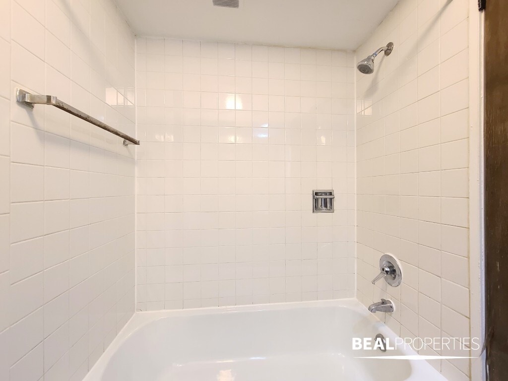 Building Photo - 604 W Surf St