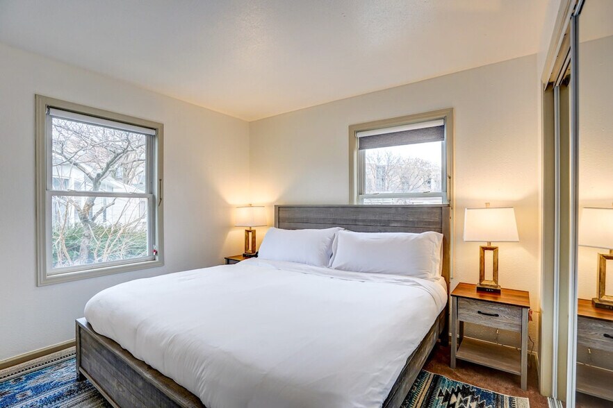 Building Photo - 5123 University Ave