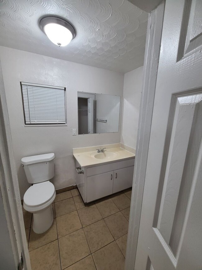 Building Photo - BRAND NEW RENOVATION! Spacious 5-Bed/2-Bat...