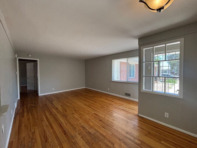 Building Photo - 2 bedroom, 1 bath duplex with hardwood floors.  Off-street parking!
