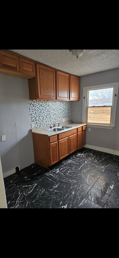 Building Photo - 3 bedroom 2 bath home Single Family Home