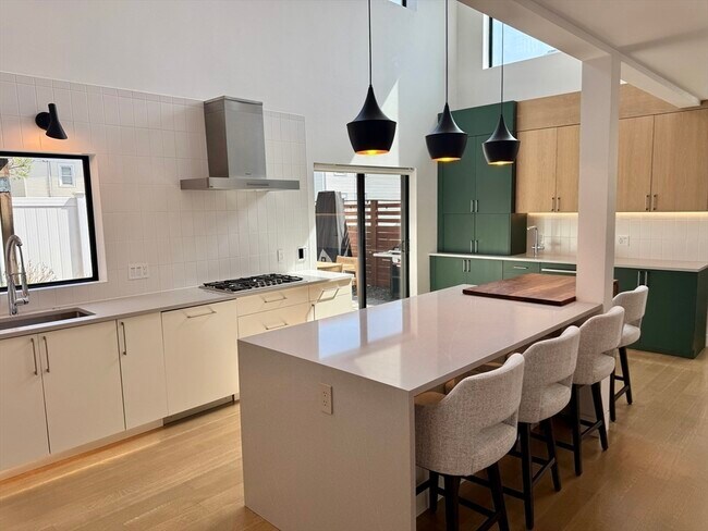 Building Photo - 22 Parker St