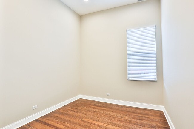 Building Photo - Gorgeous 2Bed/1bath in Logan Square! Condo Quality! In-Unit Laundry! Central Air! Stainless Steel!