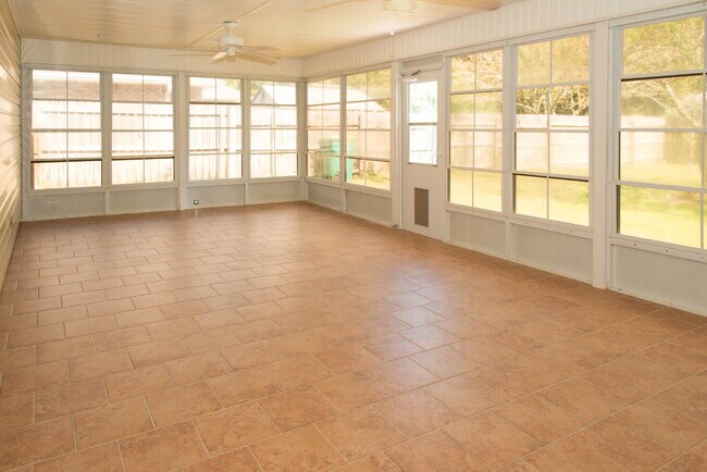 Building Photo - "Charming 3-Bedroom Retreat with 2 Full Baths in Mary Esther, FL!"