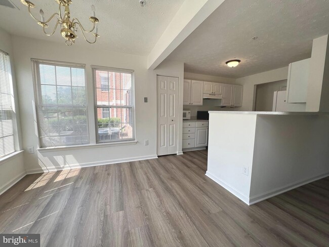 Building Photo - Gorgeous light filled 2 bedroom 2 bath con...
