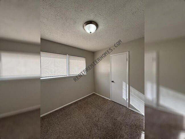 Building Photo - 1220 Twin Lakes Dr