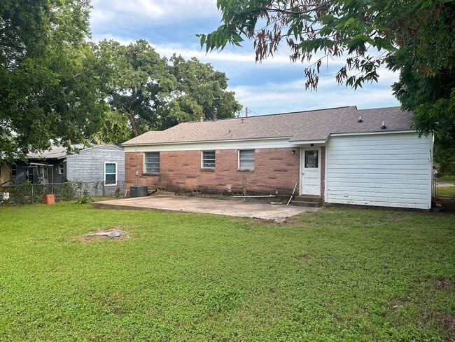 Building Photo - 3 Bedroom / 2 Bathroom