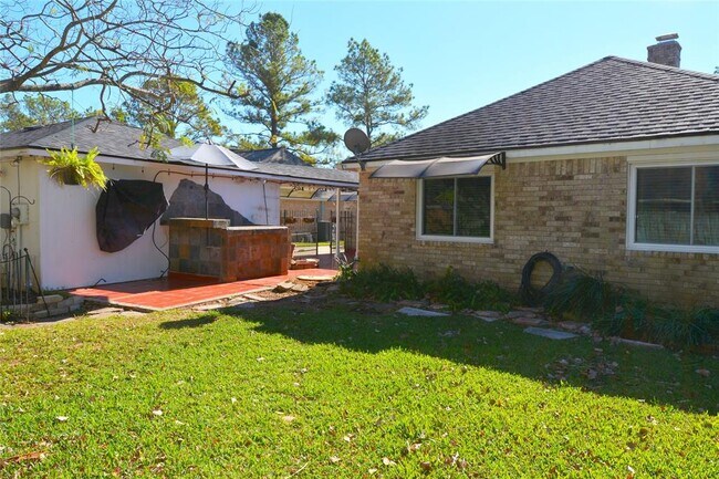 Building Photo - 15030 Vistamont Dr