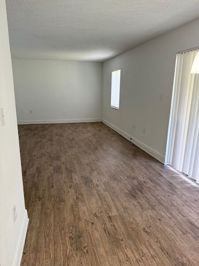 Building Photo - Two bedroom Two bath Condo