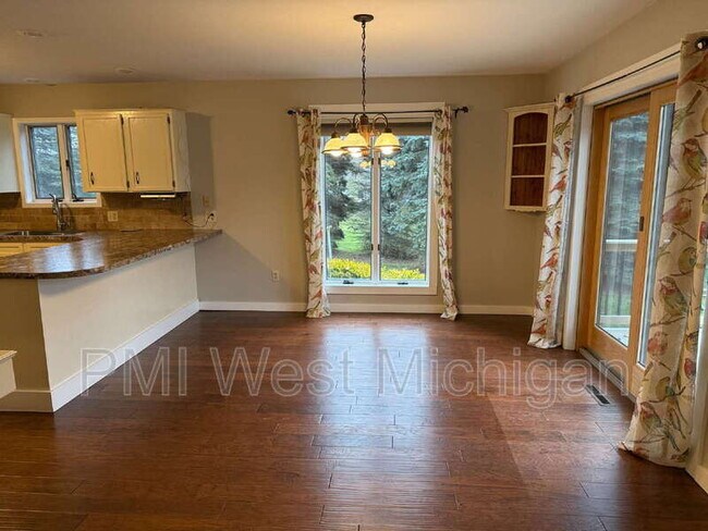 Building Photo - 513 24th Ave