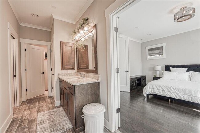 Building Photo - 984 Memorial Walk SE