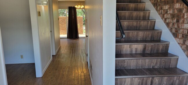 Building Photo - LARGE 2 BEDROOM 3 BATH CONDO IN COLONIAL PARK