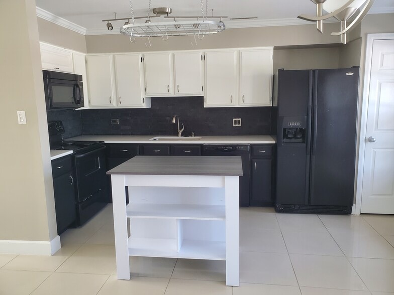 Building Photo - 7110 S Gaylord St