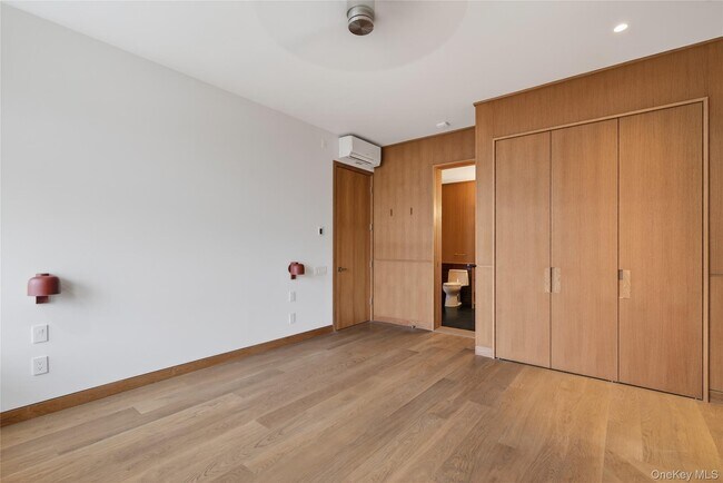 Building Photo - 316 Wall St