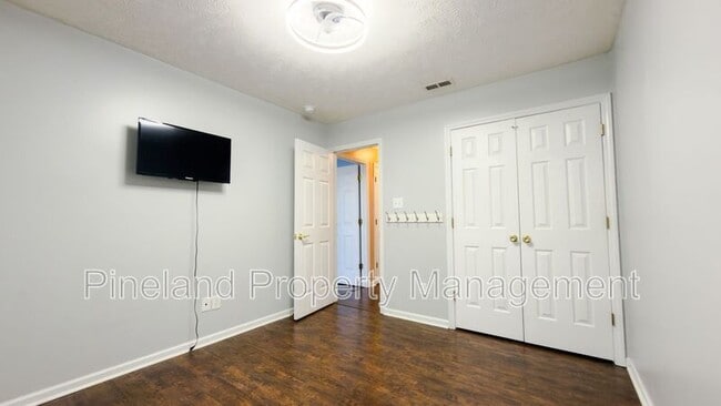 Building Photo - 215 Americana Dr