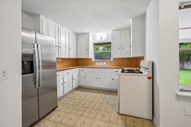 Building Photo - 4029 McDermed Dr