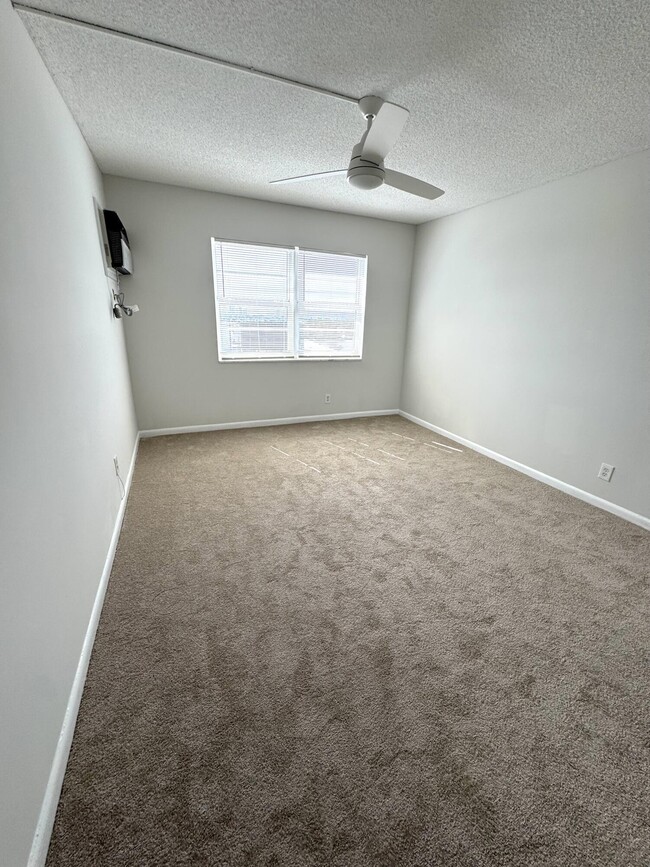 Building Photo - 200 S Birch Rd